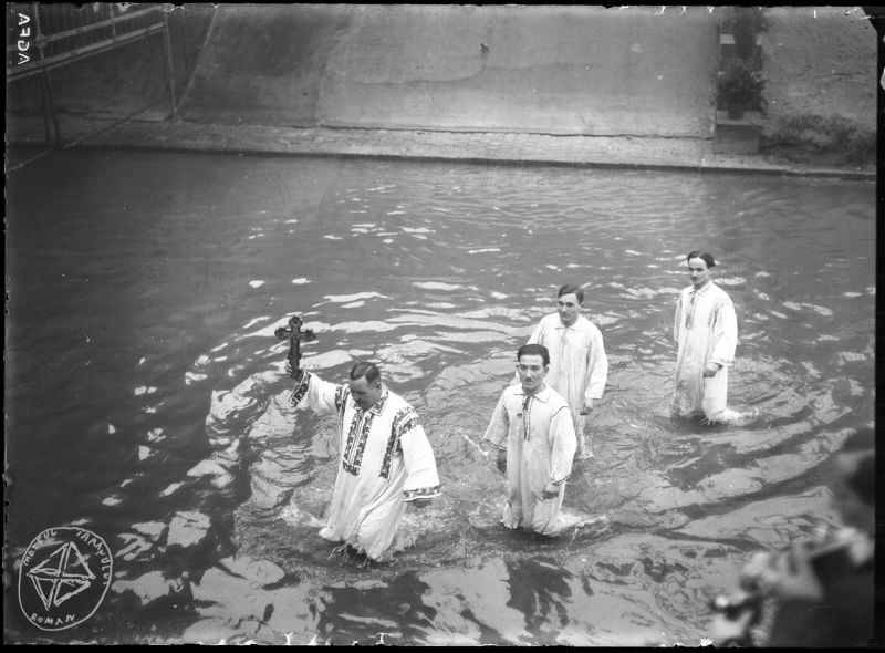 Sursa foto: Arhiva de Imagine MȚR - Colecția Iosif Berman | Sfințirea apei la Bobotează (B-6369) - preluat de pe www.facebook.com/@MuzeulTaranului/