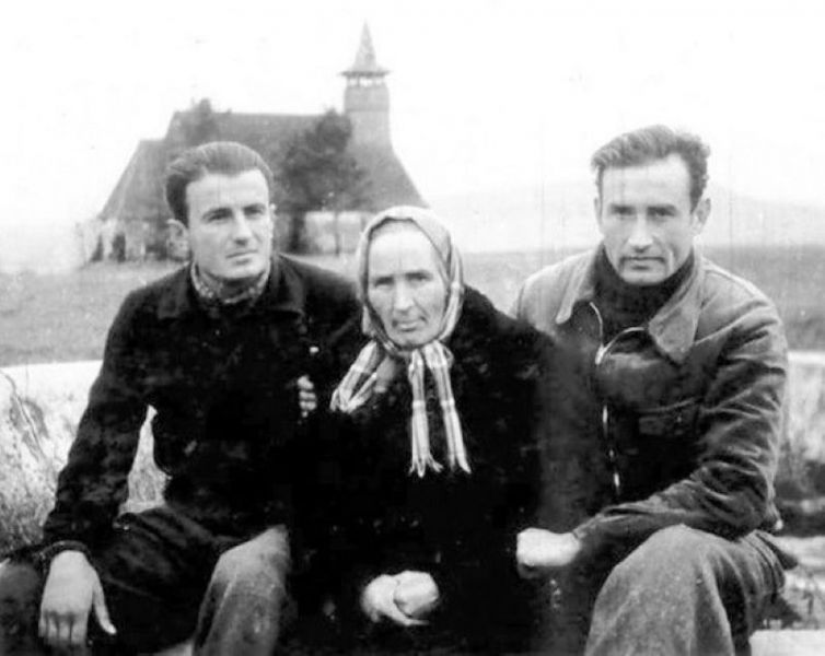 Ioan Ianolide (stânga), Valeriu Gafencu, și mama lui Gafencu. Aici se aflau la Galda de Jos, o colonie de muncă cu condiții mai bune unde a stat între 1946 și 1948, înainte să fie mutat la Pitești - foto preluat de pe ro.orthodoxwiki.org