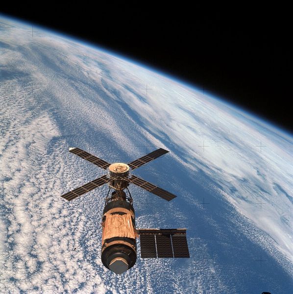 Vederea finală a Skylab-ului , dinspre echipajul misiunii 4 care pleacă - foto preluat de pe en.wikipedia.org
