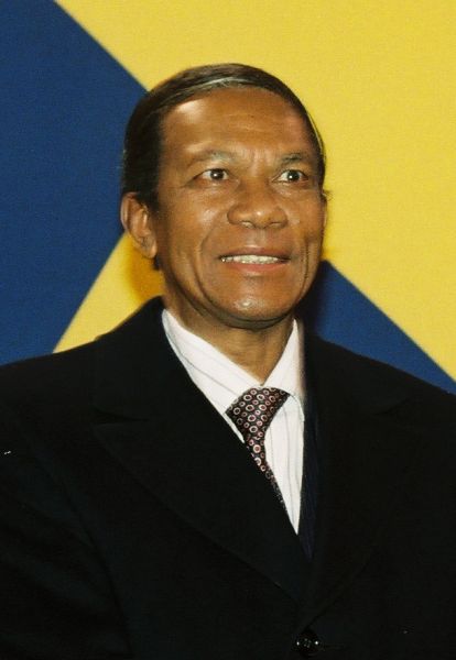 Didier Ignace Ratsiraka (1936 – 2021) a fost un politician și ofițer de marină malgaș , care a fost al treilea președinte al Madagascarului din 1975 până în 1993 și al cincilea din 1997 până în perioada 2002-2002. din Madagascar .foto preluat de pe en.wikipedia.org