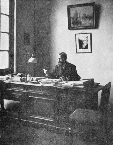 Emmanuel de Martonne (n. 1 aprilie 1873, Chabris, Centre-Val de Loire, Franţa – d. 24 iulie 1955, Sceaux, Seine, Franţa) a fost un geograf şi pedagog francez, cunoscut în Regatul României în Perioada interbelică pentru contribuţiile sale esenţiale la trasarea graniţelor României Mari, precum şi la studierea riguroasă, pentru prima dată în istoria ştiinţei, a geografiei României şi a Munţilor Făgăraş, pe care i-a numit „Alpii Transilvaniei” - foto (înainte de 1929) preluat de pe ro.wikipedia.org