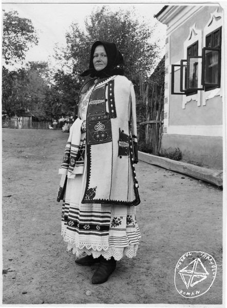 Sursa foto: Arhiva de Imagine MȚR - Colecția Kiruleanu | Țărancă în costum popular, Sârbești, județul Bihor,1890-1960 (K-1604) - foto preluat de pe www.facebook.com/@MuzeulTaranului