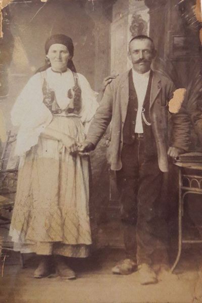 Stră-străbunicii mei, Nicolae și Zamfira Nicoară. Sohodol, Alba. Anca #PrimiteDeLaVoi. Ziua Națională a Portului Tradițional din România - foto preluat de pe www.facebook.com/@MuzeulTaranului