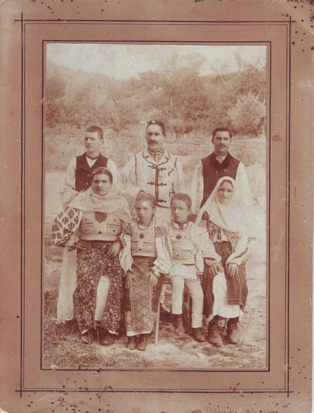 Arefu, jud. Argeș, anii 20. via Paul William Thomas #PrimiteDeLaVoi. Ziua Națională a Portului Tradițional din România - foto preluat de pe www.facebook.com/@MuzeulTaranului