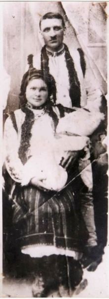 Străbunicii paterni, Gavril și Eva. Port tradițional vechi, Bucovina. Poza e făcută în jurul anului 1932 -1933. via Dănuț Onoiu #PrimiteDeLaVoi. Ziua Națională a Portului Tradițional din România. - foto preluat de pe www.facebook.com/@MuzeulTaranului