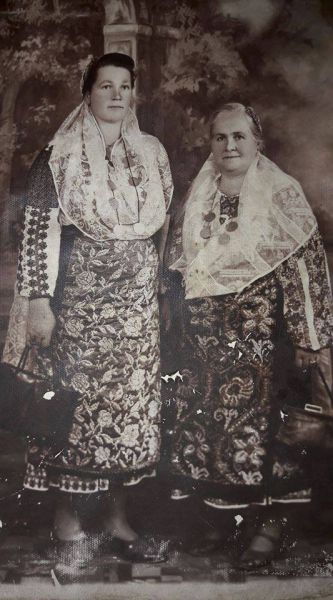 "Bunica mea, Vasilica Suselescu, si mama sa Maria, în Câmpulung Muscel, în jurul anilor 1930. De remarcat bogăția fotelor cât și maramele care pun în valoare salbele purtate la gât". Michelle Rarchaert #PrimiteDeLaVoi. Ziua Națională a Portului Tradițional din România - foto preluat de pe www.facebook.com/@MuzeulTaranului