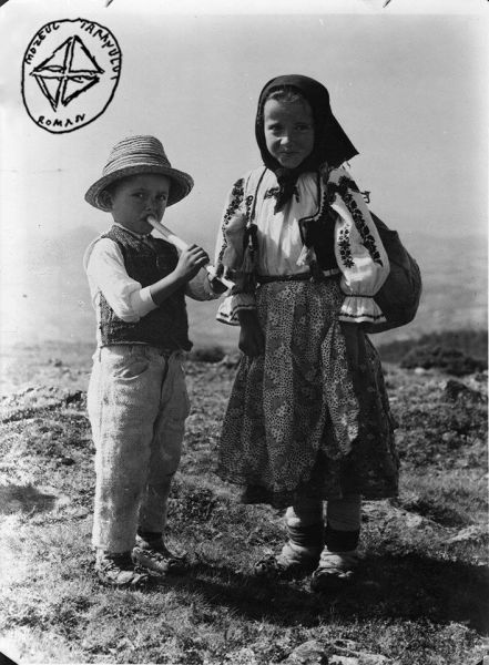 Sursa foto: Arhiva de Imagine MȚR - Colecția Oroveanu | Copii în costume populare, Munții Apuseni, 1920-1940 (O-233) - foto preluat de pe www.facebook.com/@MuzeulTaranului