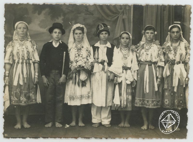 Sursa foto : Arhiva de Imagine MȚR - Colecția HBO | Grup Drăgaica, Brânceni, județul Teleorman, 1948 (HBO-531) - foto preluat de pe www.facebook.com/@MuzeulTaranului