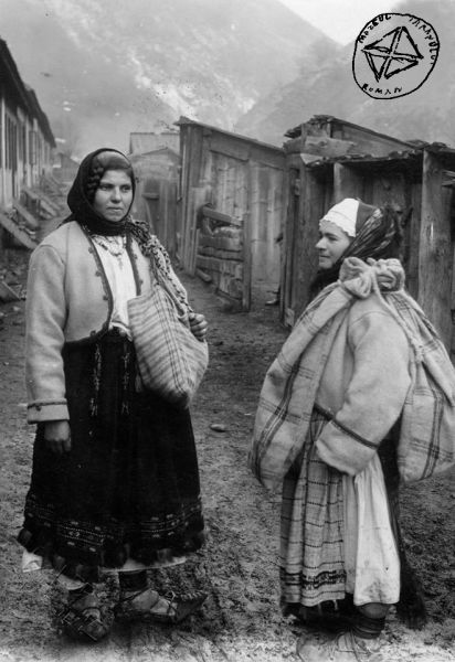 Sursa foto: Arhiva de Imagine MȚR - Colecția Adler Leopold | Femei în costume populare, sat Merișor, comuna Bănița, Hunedoara, 1872-1924 (AL-449) - foto preluat de pe www.facebook.com/@MuzeulTaranului