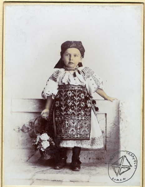 Sursa foto: Arhiva de Imagine MȚR - Colecția Alexandru Roșu | Fetiță în costum popular, Bistrița Năsăud, 1880-1920 (RA-164) - foto preluat de pe www.facebook.com/@MuzeulTaranului