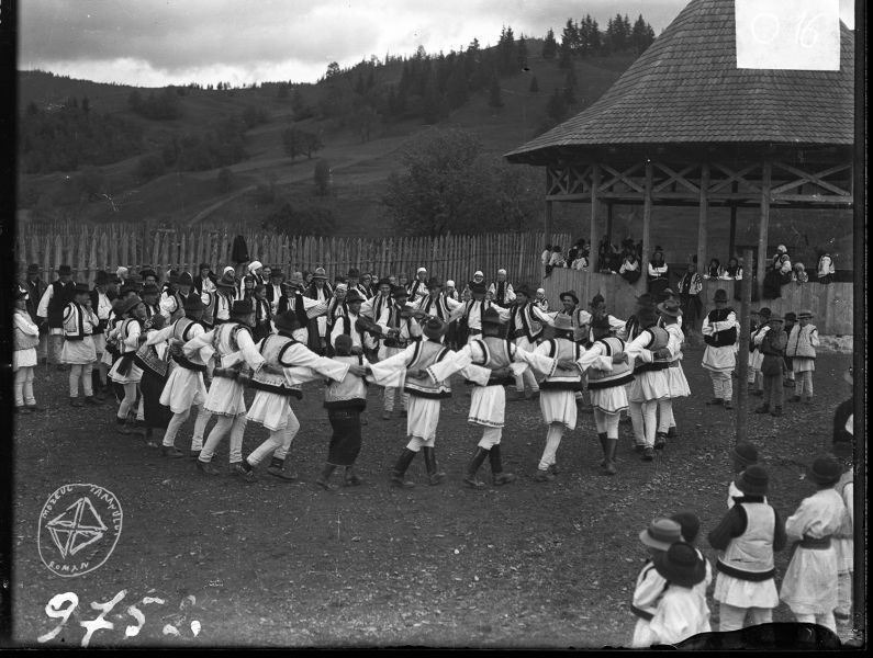 Joc bucovinean (O-16) - fotograf necunoscut, ian 1920 - iun 1941, Bucovina - Scenă de joc localizabilă, după port, în Bucovina. Colecția Oroveanu include încă trei clișee realizate cu aceeași ocazie, posibil în timpul campaniei monografice întreprinse de Școala Sociologică de la București la Fundu Moldovei (iunie-august 1928) - foto preluat de pe www.facebook.com/@MuzeulTaranului