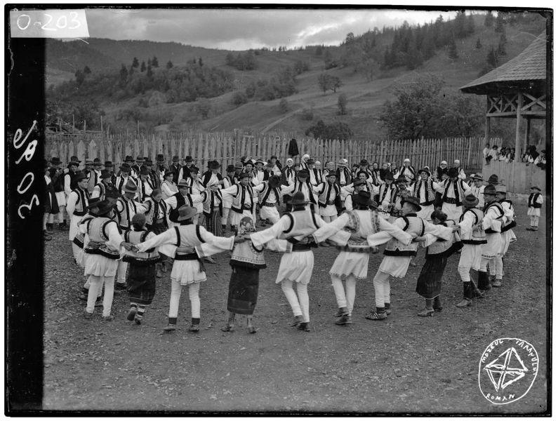 Joc bucovinean (O-203) - fotograf necunoscut, ian 1920 - iun 1941, Bucovina - Scenă de joc localizabilă, după port, în Bucovina. Colecția Oroveanu include încă trei clișee realizate cu aceeași ocazie, posibil în timpul campaniei monografice întreprinse de Școala Sociologică de la București la Fundu Moldovei (iunie-august 1928) - foto preluat de pe www.facebook.com/@MuzeulTaranului