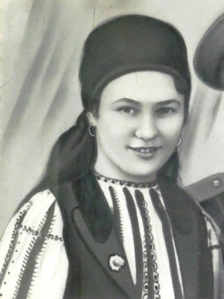 Bunica mea, într-o fotografie facută undeva în anii '50, purtând costumul din satul în care a trăit, Zagăr, județul Mureș. Spre bucuria mea, port ia aceea, la șezători. Antonela Cristina Lungu #PrimiteDeLaVoi. Ziua Națională a Portului Tradițional din România -foto preluat de pe www.facebook.com/@MuzeulTaranului