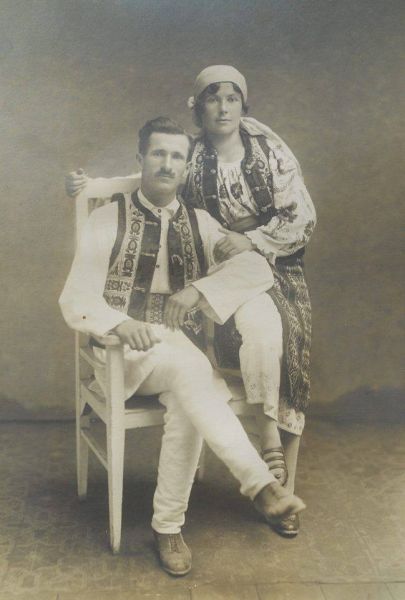 Bunicii mei, Haralambie si Paraschiva Grigoruț, port popular din zona Văii Bistriței (jud.Neamț), anii 1930. Grigoruț Remus #PrimiteDeLaVoi. Ziua Națională a Portului Tradițional din România - foto preluat de pe www.facebook.com/@MuzeulTaranului