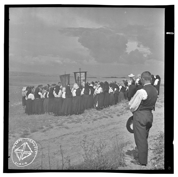 Sursa foto: Arhiva de Imagine MȚR - Colecía Aurel Bauch | Ritual de aducere a ploii, 1937-1946 (BA-556) ----> https://bit.ly/3eYafm0 - preluat de pe www.facebook.com/@MuzeulTaranului