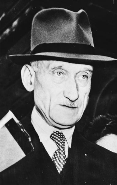 Robert Schuman, circa 1949. Jean-Baptiste Nicolas Robert Schuman (n. 29 iunie 1886, Lëtzebuerg, Luxemburg – d. 4 septembrie 1963, Scy-Chazelles(d), Lorraine(d), Franța) a fost un politician, om de stat, avocat și diplomat francez. Este considerat drept unul din părinții fondatori ai Uniunii Europene. În mai multe rânduri ministru, inclusiv ministru al Afacerilor Externe, apoi, în două rânduri, președinte al Consiliului de Miniștri al Franței, Robert Schuman a exercitat și funcția de președinte al Parlamentului European, între 1958 și 1960 - cititi mai mult pe ro.wikipedia.org