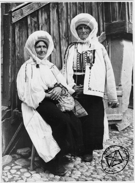 Sursa foto: Arhiva de Imagine MȚR - Colecția Kiruleanu | Femei bătrâne în costum popular, cu vălitoare pe cap, județul Sibiu, 1890-1960 (K-1591) - foto preluat de pe www.facebook.com/@MuzeulTaranului