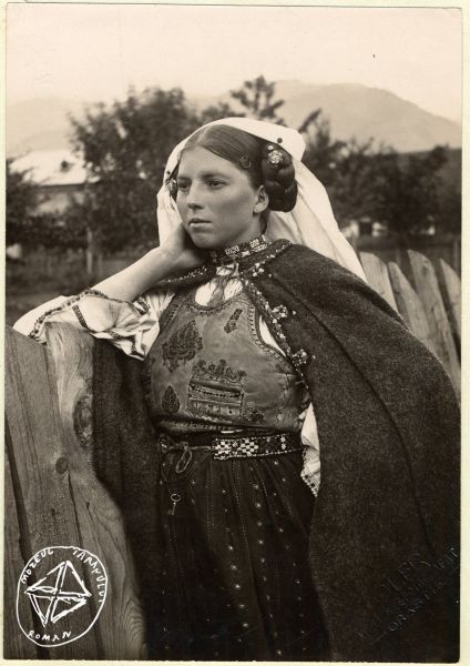 Sursa foto: Arhiva de Imagine MȚR - Colecția Leopold Adler | Tânără în costum popular, județul Hunedoara, 1872-1924 (AL-455) - foto preluat de pe www.facebook.com/@MuzeulTaranului
