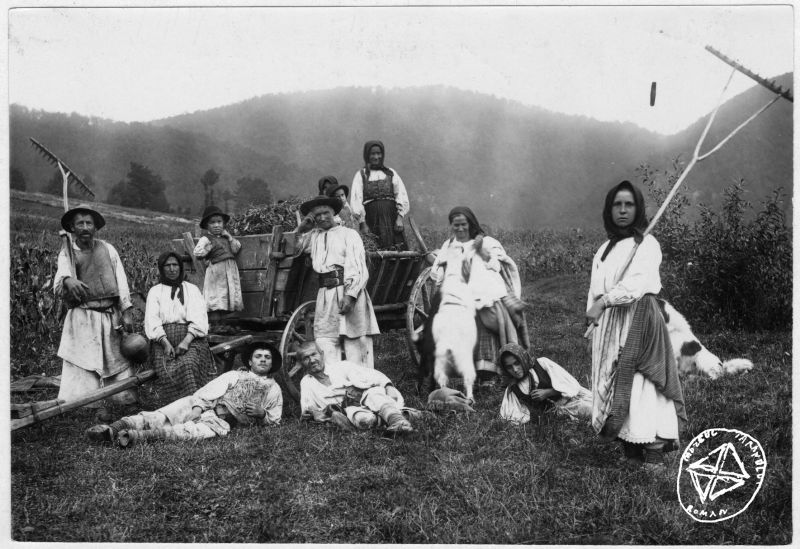 Sursa foto: Arhiva de Imagine MȚR - Colecția Leopold Adler | Femei şi bărbaţi în costume populare la câmp, sat Zeicani, comuna Sarmisegetuza, județul Hunedoara, 1872-1924 (AL-489) - foto preluat de pe www.facebook.com/@MuzeulTaranului