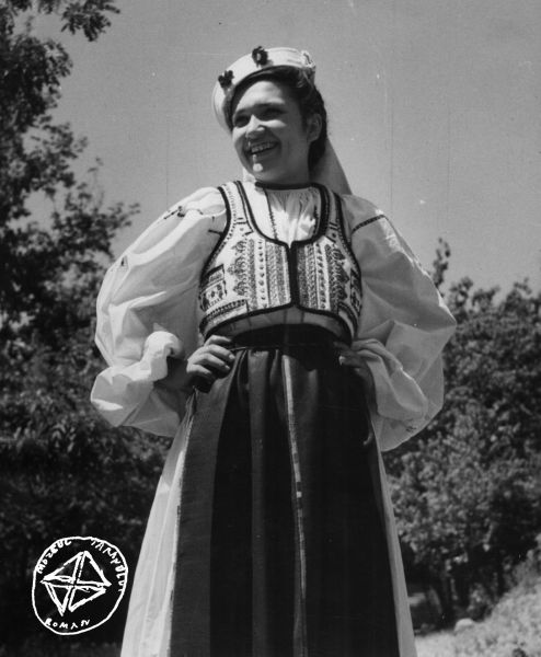Sursa foto: Arhiva de Imagine MȚR - Tânără în costum popular (MAP-1258) - foto preluat de pe www.facebook.com/@MuzeulTaranului