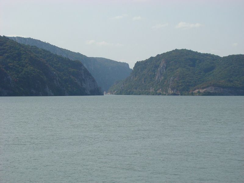 Dunărea la Cazane (zona Dubova) - foto preluat de pe ro.wikipedia.org