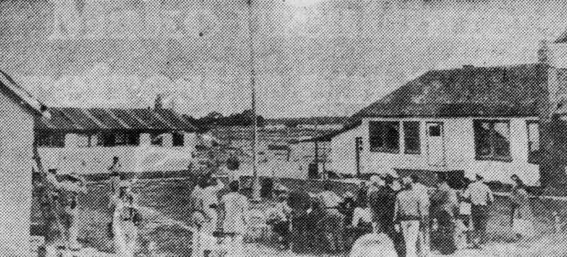 Bărbații din Short Creek s-au adunat la școala locală - foto preluat de pe en.wikipedia.org