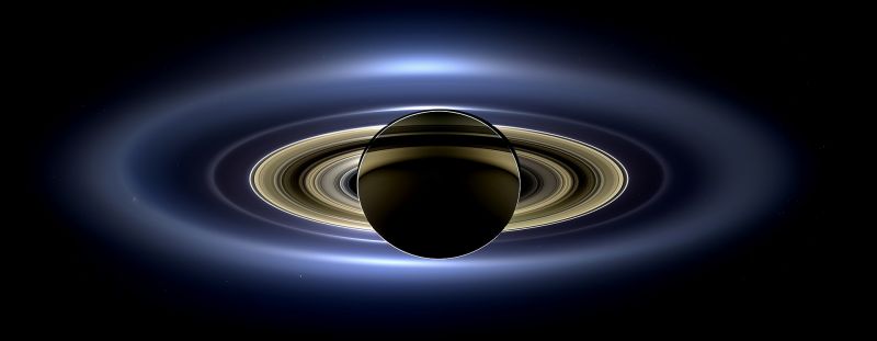 Fotografia compozită complet procesată a lui Saturn, realizată de Cassini pe 19 iulie 2013 - foto preluat de pe en.wikipedia.org
