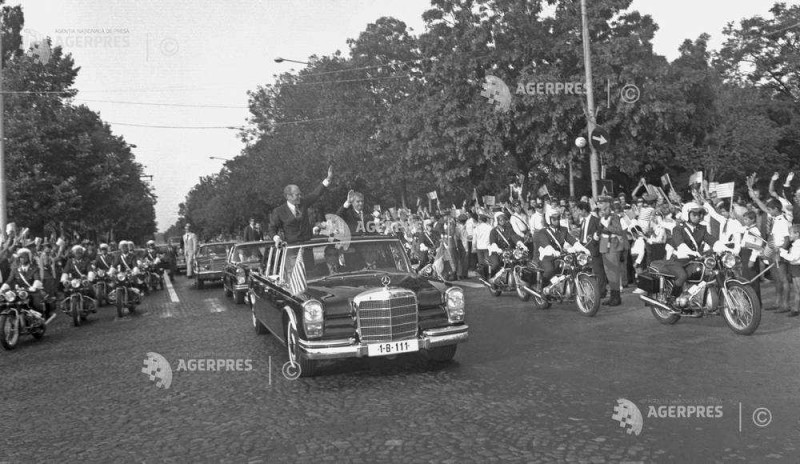 VIZITA GERALD FORD - ROMANIA - 1975 Descriere: Vizita in Romania a presedintelui Statelor Unite ale Americii (SUA), Gerald Ford; deplasarea coloanei oficiale prin capitala - foto preluat de pe /foto.agerpres.ro