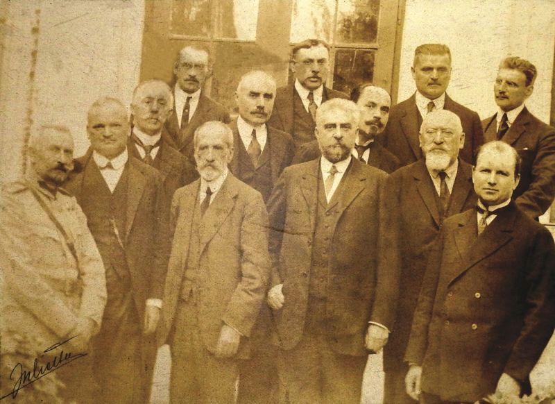 Primul guvern al României Mari, în care au intrat reprezentanți ai provinciilor unite cu țara în 1918. Pe rândul întâi, primul din dreapta este Ion Inculeț, reprezentantul Basarabiei, în centru Ion I.C. Brătianu, Ștefan Cicio-Pop - foto preluat de pe mvu.ro