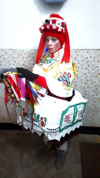 Alături de Căiuții din Tărâța, la colindat prin Comănești, 2018 (Georgiana Vlahbei) - foto preluat de pe www.facebook.com/@MuzeulTaranului