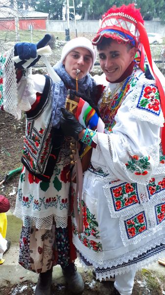 Alături de Căiuții din Tărâța, la colindat prin Comănești, 2018 (Georgiana Vlahbei) - foto preluat de pe www.facebook.com/@MuzeulTaranului
