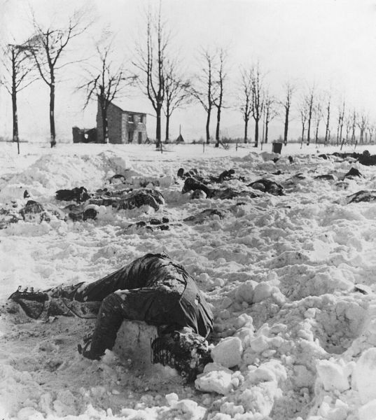 Masacrul de la Malmedy (17 decembrie 1944) - Cadavrele soldaților americani uciși de Waffen-SS - foto preluat de pe en.wikipedia.org