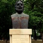 Bustul lui Adrian Păunescu din Grădina Icoanei, București
